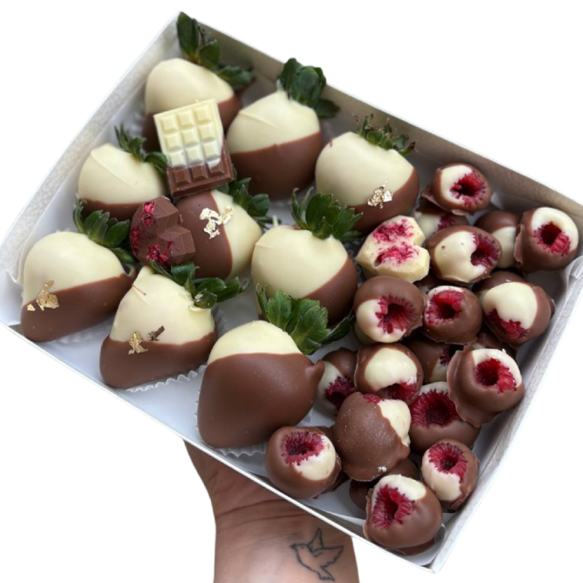 Krabice „Mix ovoce v čokoládě“ - Mix ovoce v čokoládě: Jahody, banány, maliny, borůvky, datle nebo granátové jablko