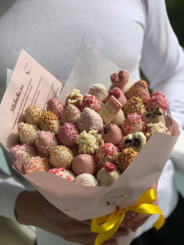 Kytice „Něžnost“ - Kytice velikost: 35 jahod v čokoládě